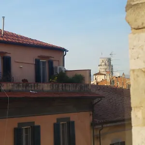 吉亚勒尔比萨旅馆